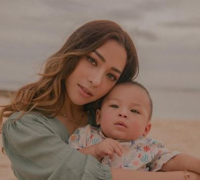Nikita Willy bersama putranya, Issa Xander Djokosoetono
