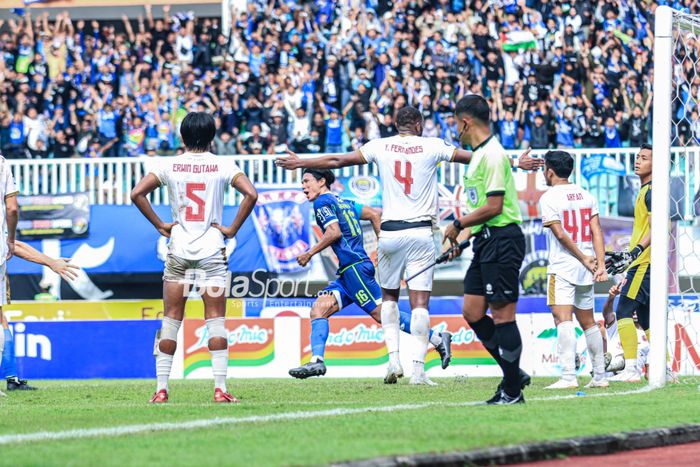 Bek Persib Bandung, Achmad Jufriyanto, sedang melakukan selebrasi seusai mencetak gol dalam laga pekan ke-24 Liga 1 2022 di Stadion Pakansari, Bogor, Jawa Barat, 14 Februari 2023.
