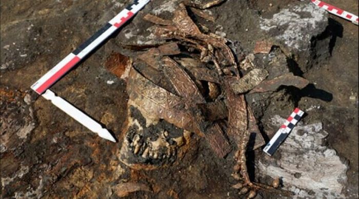 Tengkorak perempuan Scythian masih dihiasi dengan hiasan kepala upacara (calathos) saat ditemukan di Voronezh, Rusia Barat.