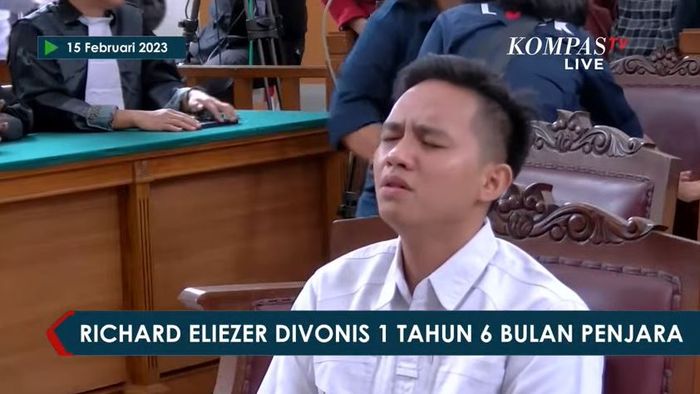 Bharada E saat mendengar vonis 1 tahun 6 bulan yang dibacakan oleh hakim.