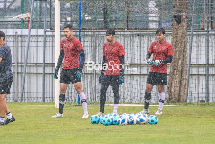 (Dari kiri ke kanan) Erlangga Setyo, Daffa Fasya, Aditya Arya sedang menjalani sesi latihan kiper bersama timnas U-20 Indonesia di Lapangan A, Senayan, Jakarta, 15 Februari 2023.