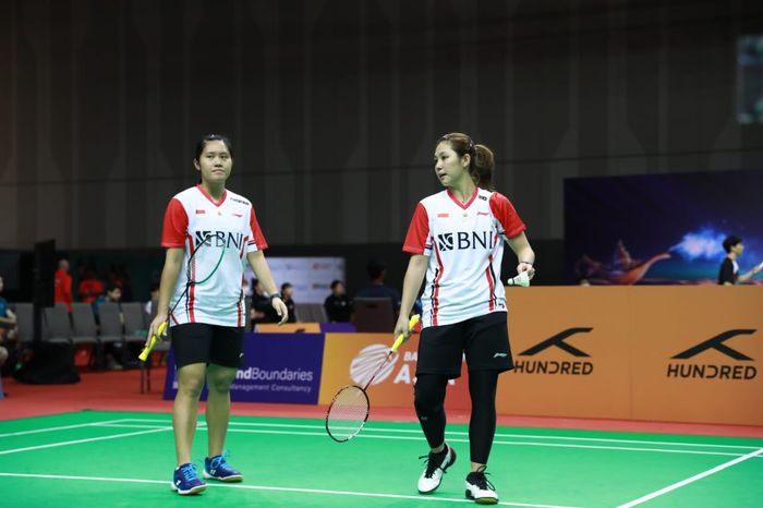 Ganda putri Indonesia, Ribka Sugiarto/Lanny Tria Mayasari saat tampil memperkuat Indonesia melawan Bahrain di babak ketiga penyisihan Grup C Kejuaraan Beregu Campuran Asia 2023, di Dubai Exhibition Centre, Uni Emirat Arab, Rabu (15/2/2023).