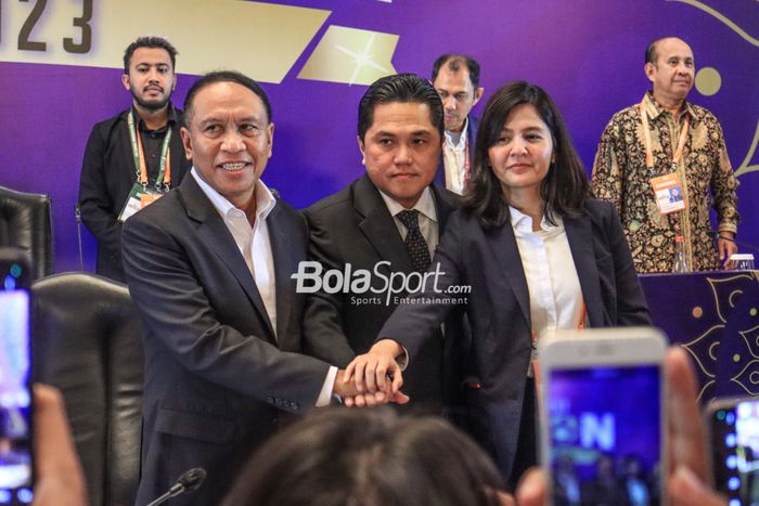 Ketua Umum PSSI, Erick Thohir (tengah), sedang berfoto dengan dua wakilnya yakni Zainudin Amali (kiri) dan Ratu Tisha (kanan) dalam Kongres Luar Biasa PSSI di Hotel Sangri-La, Jakara, 16 Februari 2023.