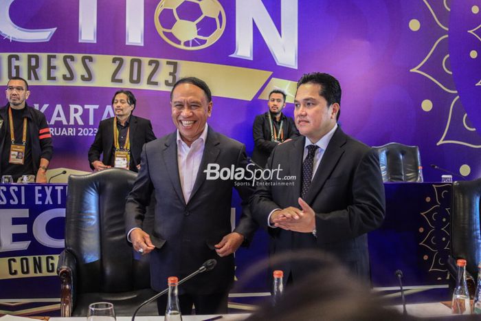 Ketua Umum PSSI, Erick Thohir (kiri) dan Wakil Ketua Umum PSSI 1, Zainudin Amali (kanan) sedang berfoto bersama di Hotel Sangri-La, Jakara, 16 Februari 2023.