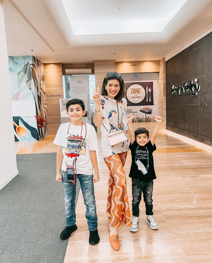 Potret Carissa Puteri bersama dua buah hatinya.