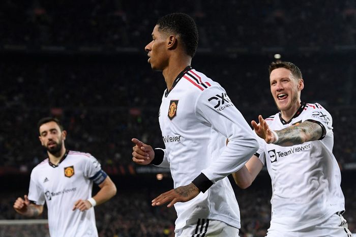 Striker Manchester United, Marcus Rashford, mencetak gol ke gawang Barcelona pada partai play-off Liga Europa 2022-2023, Kamis (16/2/2023).