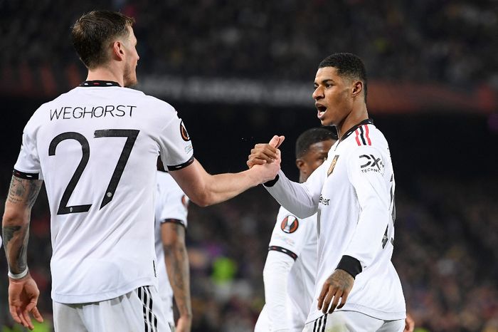 Striker Manchester United, Marcus Rashford, mencetak gol ke gawang Barcelona pada partai play-off Liga Europa 2022-2023, Kamis (16/2/2023).