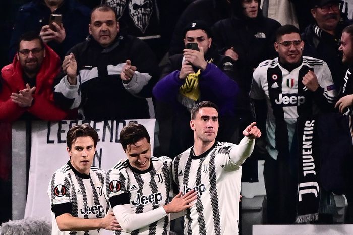 Aksi Dusan Vlahovic (kanan ) tak cukup memenangkan Juventus atas Nantes karena kebobolan gol penyama skor di play-off Liga Europa (16/2/2023).