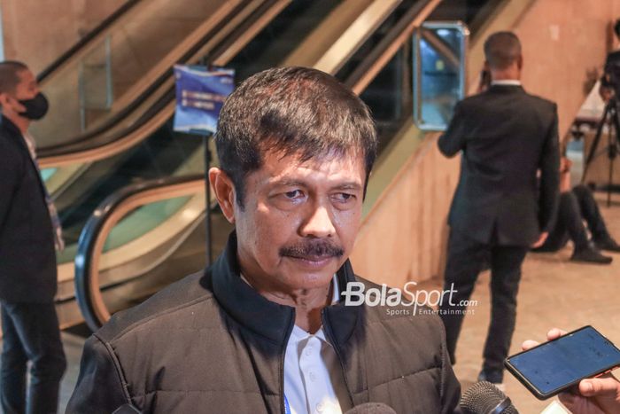 Direktur Teknik PSSI, Indra Sjafri, sedang memberikan keterangan kepada awak media di Hotel Sangri-La, Jakara, 16 Februari 2023.