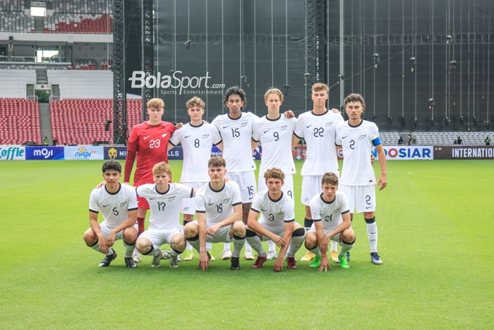 Skuat timnas U-20 Selandia Baru (skuad timnas U-20 Selandia Baru) sedang berfoto bersama jelang berlaga dalam pertandingan turnamen Mini Internasional di Stadion Gelora Bung Karno, Senayan, Jakarta, Jumat (17/2/2023).