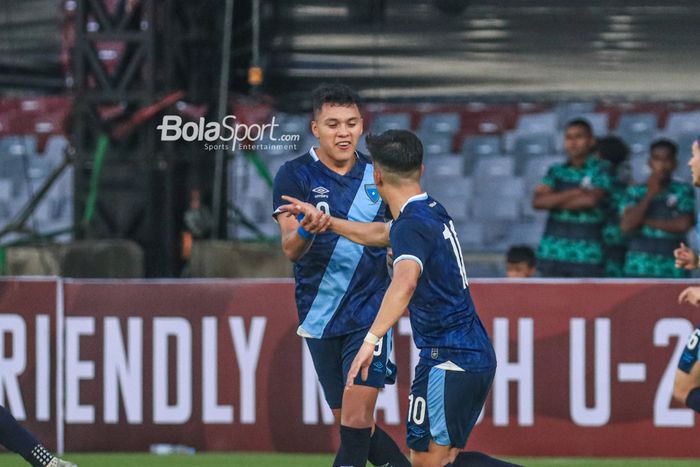 Pemain timnas U-20 Guatemala, Jefry Leonardo Bantes Rodriguez (kiri), sedang melakukan selebrasi seusai mencetak gol dalam laga Turnamen Mini Internasional di Stadion Gelora Bung Karno, Senayan, Jakarta, Jumat (17/2/2023).