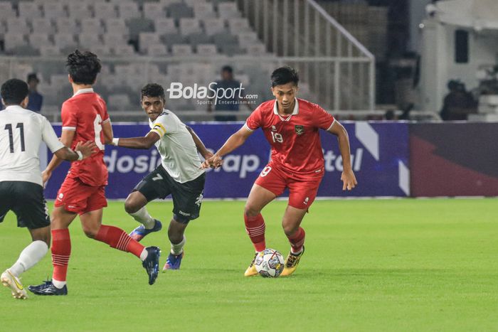 Striker timnas U-20 Indonesia, Rabbani Tasnim Siddiq (kanan), sedang mengusai bola dan dibayangi pilar timnas U-20 Fuji bernama Melvin Mansheek Mani (kiri) dalam laga Turnamen Mini Internasional di Stadion Gelora Bung Karno, Senayan, Jakarta, Jumat (17/2/2023).