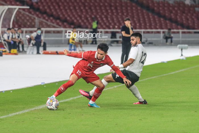 Pemain timnas U-20 Indonesia, Dzaki Asraf Huwaidi (kiri), sedang menguasai bola saat bertanding dalam laga Turnamen Mini Internasional di Stadion Gelora Bung Karno, Senayan, Jakarta, Jumat (17/2/2023).