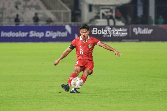 Gelandang timnas U-20 Indonesia, Arkhan Fikri, sedang menendang bola saat bertanding dalam laga turnamen Mini Internasional di Stadion Gelora Bung Karno, Senayan, Jakarta, Jumat (17/2/2023).