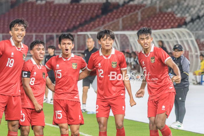 (Dari kiri ke kanan) Rabbani Tasnim Siddiq, Arkhan Fikri, Dzaki Asraf, dan Achmad Maulana Syarif sedang merayakan selebrasi gol dari Kakang Rudianto untuk timnas U-20 Indonesia dalam pertandingan turnamen Mini Internasional di Stadion Gelora Bung Karno, Senayan, Jakarta, Jumat (17/2/2023).