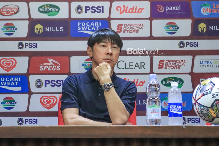 Pelatih timnas U-20 Indonesia, Shin Tae-yong, sedang menghadiri sesi jumpa pers setelah laga turnamen Mini Internasional di Stadion Gelora Bung Karno, Senayan, Jakarta, Jumat (17/2/2023).