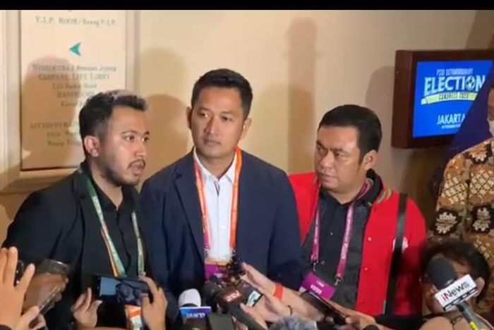 Muhammad (kiri) merupakan anggota Exco PSSI termuda 