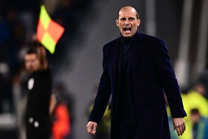 Pelatih Juventus, Massimiliano Allegri, menanggung beban berat usai timnya mengalami hukuman pengurangan poin di Liga Italia 2022-2023 yang berimbas pada penurunan performa tim.