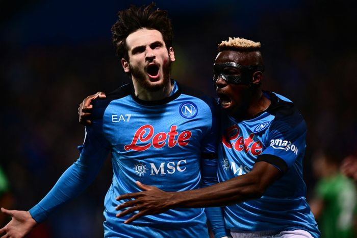 Penyerang Napoli, Khvicha Kvaratskhelia (kiri), merayakan dengan  Victor Osimhen setelah membuka skor selama pertandingan sepak bola Liga Italia 2022-2023 antara Sassuolo vs Napoli pada 18 Februari 2023 di MAPEI Stadium.