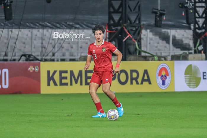 Pemain timnas U-20 Indonesia, Brandon Marsel Scheunemann, sedang menguasai bola dalam laga turnamen Mini Internasional di Stadion Gelora Bung Karno, Senayan, Jakarta, Jumat (17/2/2023).