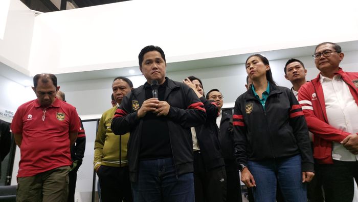 Ketua Umum PSSI, Erick Thohir saat memberi keterangan kepada awak media seusai rapat bersama Anggota Komite Eksekutif (Exco) PSSI bahas kericuhan di Stadion Jatidiri, Semarang, di Kantor PSSI, GBK Arena, Senayan, Jakarta, Sabtu (18/2/2023).