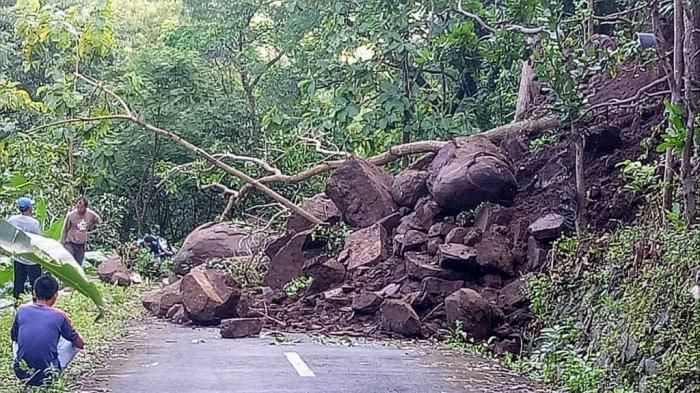Tanah longsor di Gedangsari, Gunungkidul yang terjadi pada Selasa (15/02/2022) malam, mengakibatkan Jalan Kabupaten terblokir total.