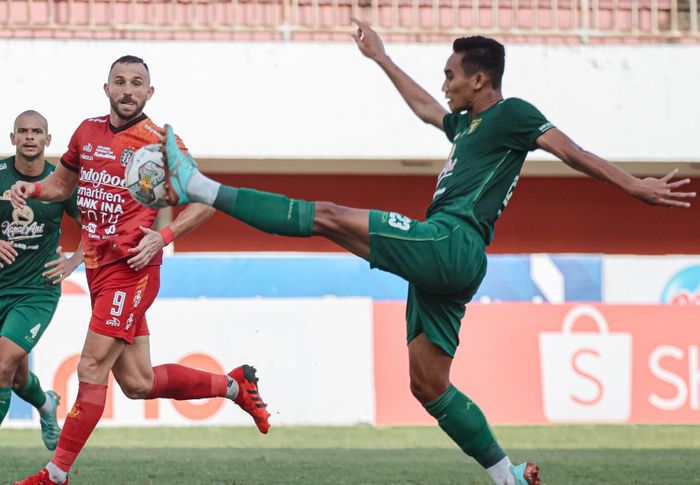 Aksi bek Persebaya Surabaya, Rizky Ridho, saat melawan Bali United pada pekan ke-25 di Liga 1 2022/2023 di Stadion Maguwoharjo, Sleman, Sabtu (18/2/2023).