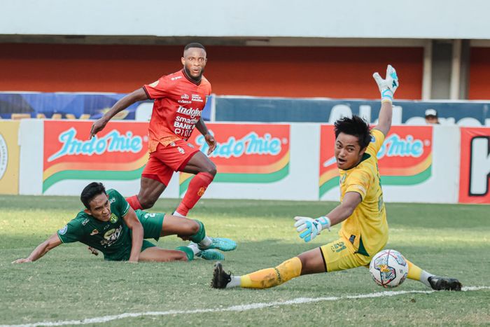 Suasana saat Privat Mbarga mencetak gol ketiga Bali United dalam kemenangan 4-0 atas Persebaya Surabaya di Stadion Maguwoharjo, Sleman, Sabtu (18/2/2023).