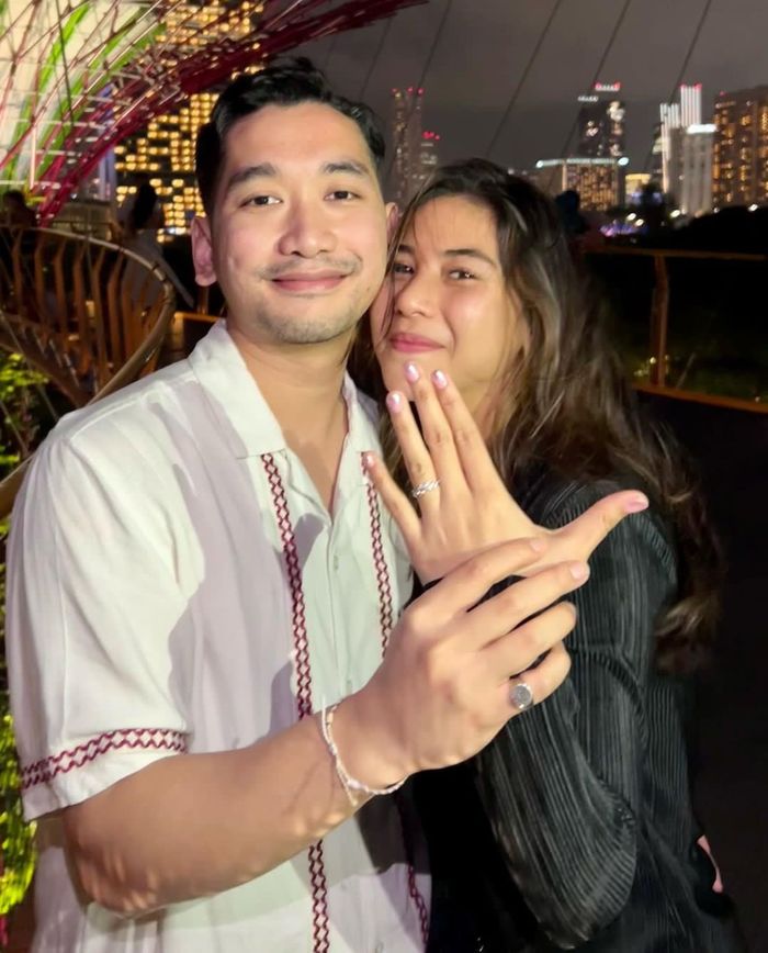 Kabar bahagia datang dari bintang film Adinda Thomas mengenai hubungan asmaranya dengan seorang pria bernama Raka Akmal.