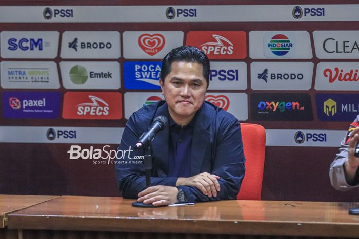 Ketua Umum PSSI, Erick Thohir, sedang memberikan keterangan kepada awak media dalam sesi jumpa pers di Stadion Gelora Bung Karno, Senayan, Jakarta, Minggu (19/2/2023) siang.