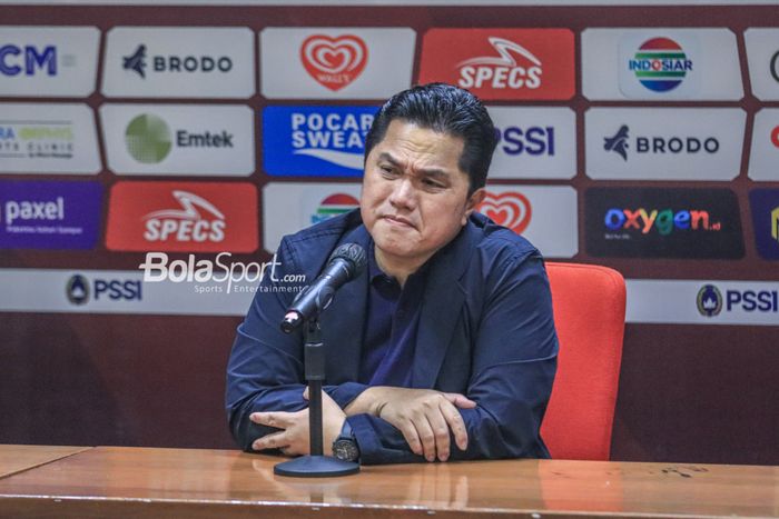 Ketua Umum PSSI, Erick Thohir, sedang memberikan keterangan kepada awak media dalam sesi jumpa pers di Stadion Gelora Bung Karno, Senayan, Jakarta, Minggu (19/2/2023) siang.