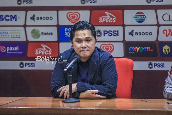 Ketua Umum PSSI, Erick Thohir, sedang memberikan keterangan kepada awak media dalam sesi jumpa pers di Stadion Gelora Bung Karno, Senayan, Jakarta, Minggu (19/2/2023) siang.