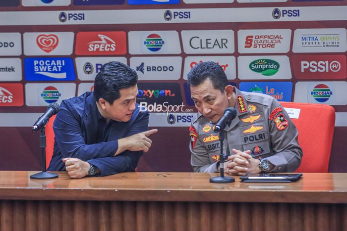 Ketua Umum PSSI, Erick Thohir (kiri), sedang berkomunikasi dengan Kapolri Jendral Listyo Sigit Prabowo (kanan) dalam sesi jumpa pers di Stadion Gelora Bung Karno, Senayan, Jakarta, Minggu (19/2/2023) siang.