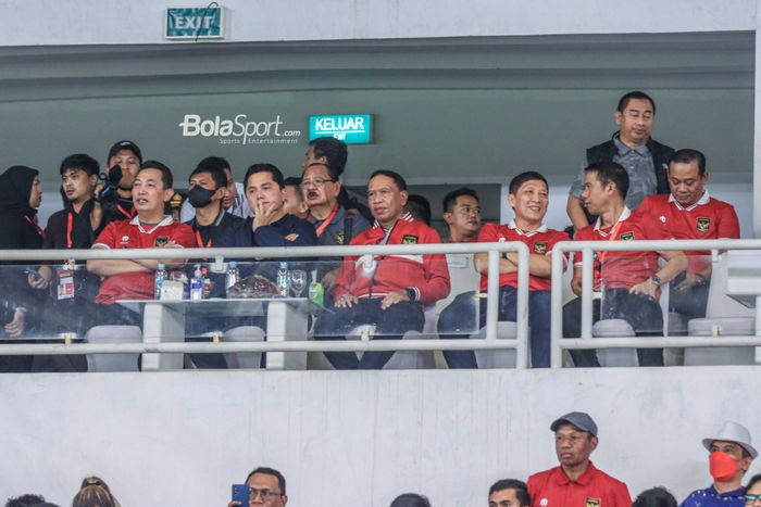 (Dari kiri ke kanan) Kapolri Jendral Listyo Sigit Prabowo, Ketua Umum PSSI Erick Thohir, Menteri Pemuda dan Olahraga Republik Indonesia Zainudin Amali, Dirut PT LIB Ferry Paulus dan Sekjen PSSI Yunus Nusi sedang menonton laga turnamen Mini Internasional antara timnas U-20 Indonesia versus timnas U-2