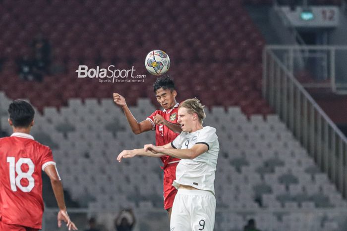 Bek timnas U-20 Indonesia, Kakang Rudianto (kiri), sedang berduel udara merebut bola dengan striker timnas U-20 Selandia Baru bernama Kian Donkers (kanan) dalam laga turnamen Mini Internasional di Stadion Gelora Bung Karno, Senayan, Jakarta, Minggu (19/2/2023) malam.