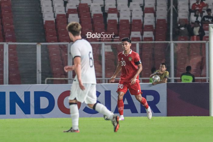 Bek timnas U-20 Indonesia dan Persija Jakarta, Muhammad Ferarri (kanan), sedang menguasai bola saat berlaga dalam laga turnamen Mini Internasional di Stadion Gelora Bung Karno, Senayan, Jakarta, Minggu (19/2/2023) malam.