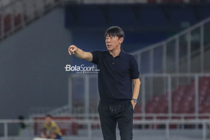 Pelatih timnas U-20 Indonesia, Shin Tae-yong, sedang memberikan intruksi kepada para pemainnya bertanding dalam laga turnamen Mini Internasional di Stadion Gelora Bung Karno, Senayan, Jakarta, Minggu (19/2/2023) malam.