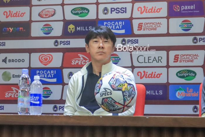 Pelatih timnas U-20 Indonesia, Shin Tae-yong, saat menghadiri sesi jumpa pers setelah laga turnamen Mini Internasional di Stadion Gelora Bung Karno, Senayan, Jakarta, Minggu (19/2/2023) malam.