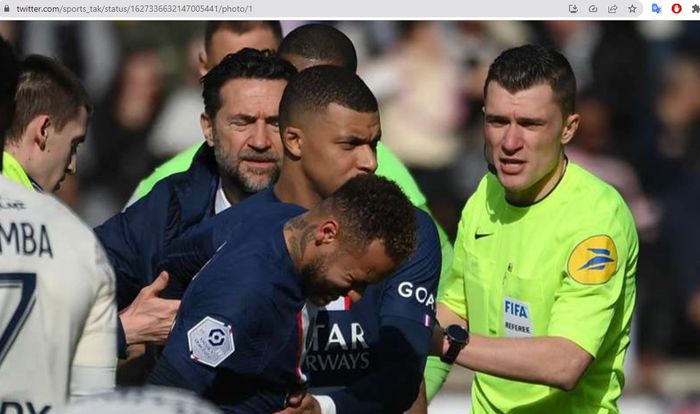 Bintang Paris Saint-Germain (PSG), Neymar Junior, mengalami cedera saat melawan Lille dalam matchday 24 Liga Prancis 2022-2023 di Stadion Parc des Princes, Minggu (19/2/2023).