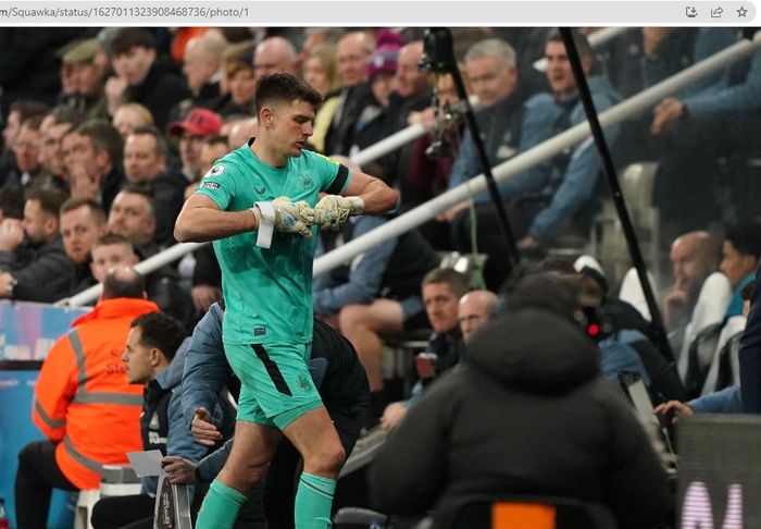 Kiper Newcastle United, Nick Pope, meninggalkan lapangan usai mendapatkan kartu merah dalam laga melawan Liverpool di Stadion St. James' Park, Sabtu (18/2/2023).