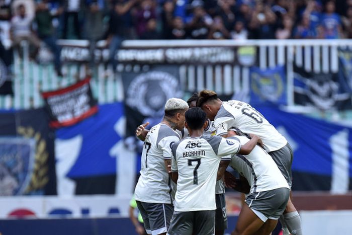 Pemain Persib Bandung merayakan gol yang tercipta ke gawang RANS Nusantara FC pada pekan ke-25 Liga 1 2022/2023 di Stadion Pakansari, Bogor, Minggu (19/2/2023).