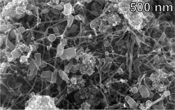 Dengan mengontrol parameter reaksi, bahan nano karbon hibrida yang terdiri dari tabung nano dengan bit lembaran graphene yang menempel di ujungnya diperoleh dari campuran limbah plastik. Ketika digunakan dalam komposit, morfologi hibrida ini bekerja lebih baik daripada graphene atau karbon nanotube saja.