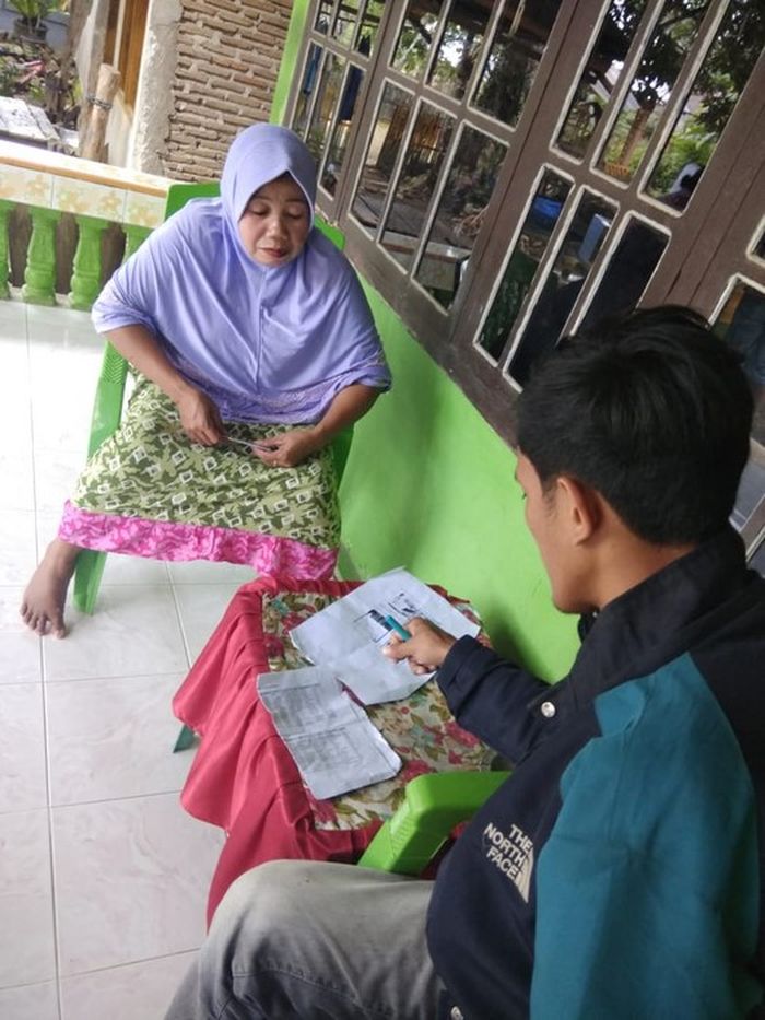 Anggota komunitas petani Sulawesi berbicara kepada Contact tentang penggunaan gunting baru untuk memangkas tanaman kakao.