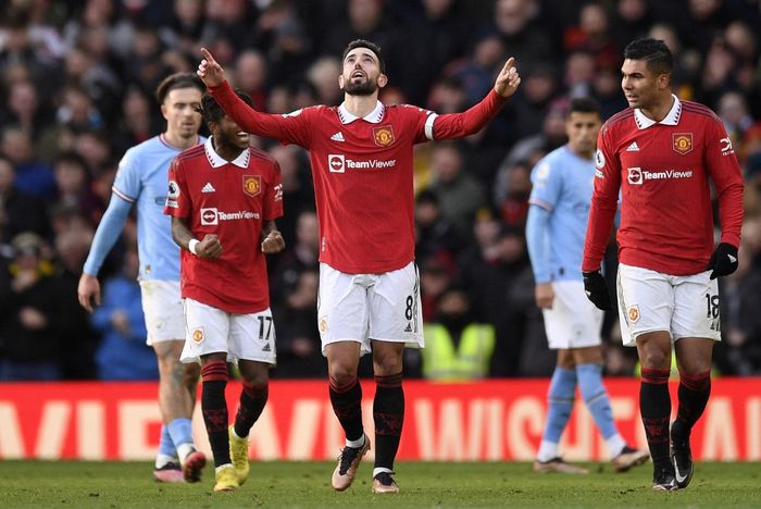 Gelandang Manchester United, Bruno Fernandes, merayakan gol ke gawang Manchester City dalam laga Liga Inggris di Stadion Old Trafford, 14 Januari 2023.