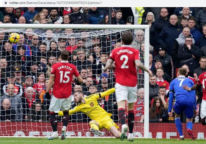 Aksi kiper Manchester United, David De Gea, saat melakukan penyelamatan pada laga kontra Leicester City di Liga Inggris 2022-2023 di Old Trafford, Minggu (19/2/2023).