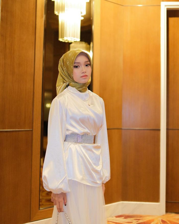 Model atasan putih hijab untuk Lebaran 2023