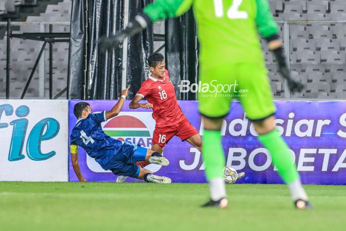 Pemain timnas U-20 Indonesia, Dony Tri Pamungkas (kanan), sedang menggiring bola saat bertanding dalam laga turnamen Mini Internasional di Stadion Gelora Bung Karno, Senayan, Jakarta, Selasa (21/2/2023) malam.