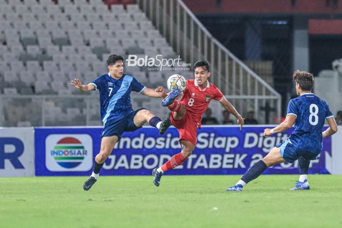 Gelandang timnas U-20 Indonesia, Arkhan Fikri (tengah), sedang menguasai bola dan berusaha direbut pemain timnas U-20 Guatemala bernama  Daniel Alexander Cardoza Diaz (kiri) dalam laga turnamen Mini Internasional di Stadion Gelora Bung Karno, Senayan, Jakarta, Selasa (21/2/2023) malam.