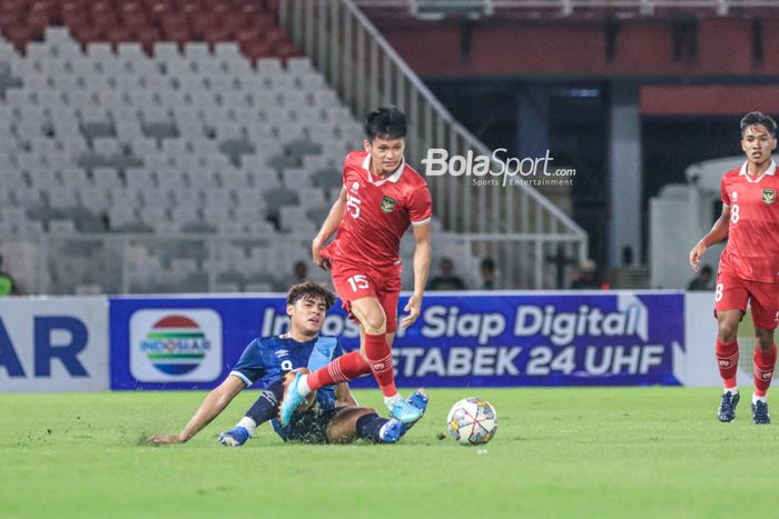 Pemain timnas U-20 Indonesia, Dzaky Asraf Huwaidi (kanan), sedang menguasai bola dan berusaha direbut pemain timnas U-20 Guatemala bernama Jefry Leonardo Bantes Rodriguez (kiri) dalam laga turnamen Mini Internasional di Stadion Gelora Bung Karno, Senayan, Jakarta, Selasa (21/2/2023) malam.