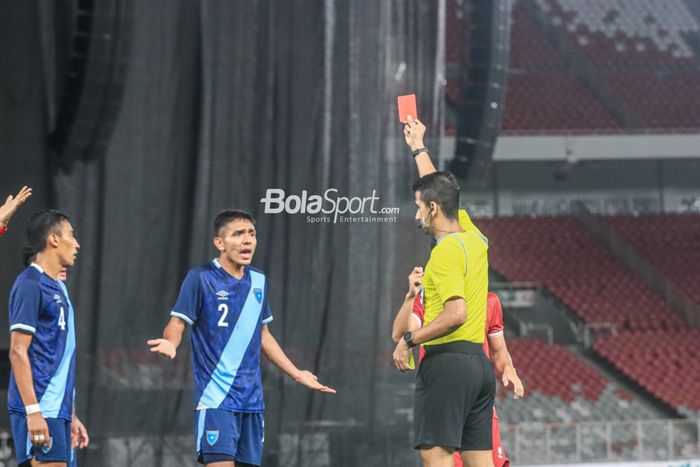 Wasit bernama Thoriq Al Katiri (kanan) sempat memberikan kartu merah kepada pemain timnas U-20 Guatemala bernama Julio Fernando Garcia Ramirez (kiri) dalam laga turnamen Mini Internasional di Stadion Gelora Bung Karno, Senayan, Jakarta, Selasa (21/2/2023) malam.